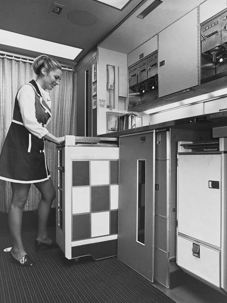 Uniforme das comissárias de bordo seguia as últimas tendências de moda Uniforme das comissárias de bordo seguia as últimas tendências de moda