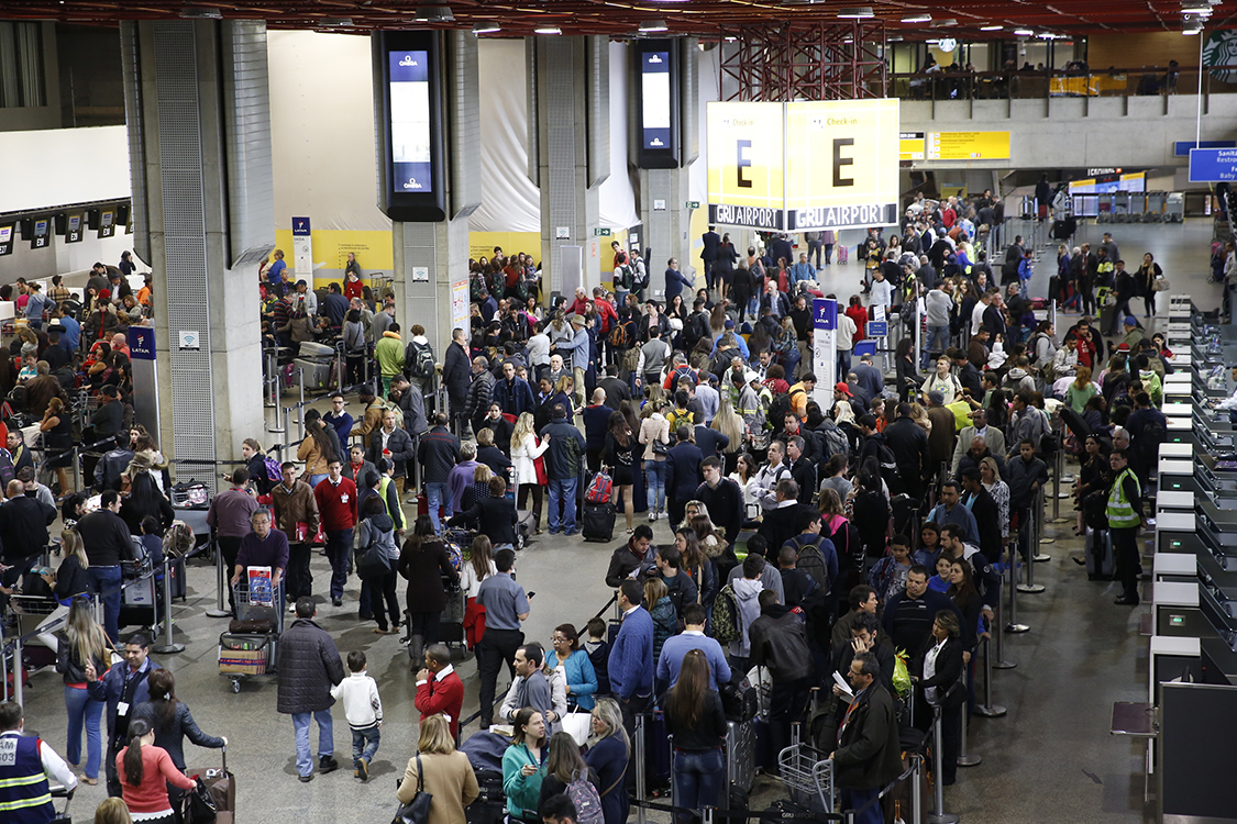 Passageiros enfrentam grandes filas no check-in da Latam para embarcar no aeroporto de Cumbica, em Guarulhos, no primeiro dia de implantação de novos procedimentos para inspeção de passageiros e bagagens em voos domésticos no país