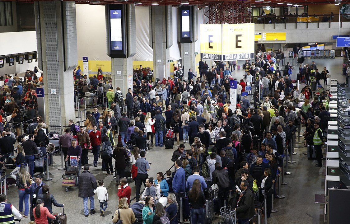 Passageiros enfrentam grandes filas no check-in da Latam para embarcar no aeroporto de Cumbica, em Guarulhos, no primeiro dia de implantação de novos procedimentos para inspeção de passageiros e bagagens em voos domésticos no país