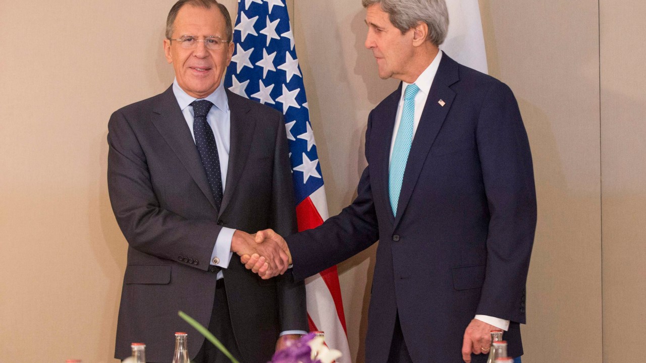 Secretário de Estado Americano, John Kerry, aperta a mão do Ministro das Relações Exeteriores russo, Sergei Lavrov, durante encontro em Genebra