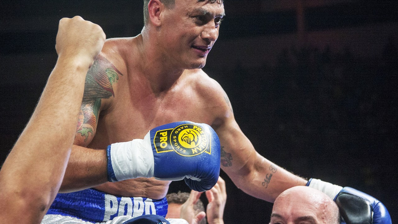 O pugilista Acelino Popó Freitas volta ao boxe com vitória por nocaute, enfrentando o pugilista Veron Mateo "El Chino" na Arena Santos, na região central de Santos, neste sábado (15)