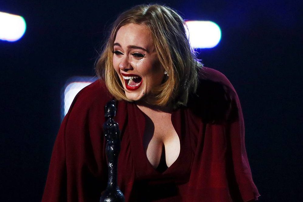 Cantora Adele se emociona ao receber prêmio, no BRIT Awards, realizado no O2 Arena, em Londres, nesta quarta-feira (24)