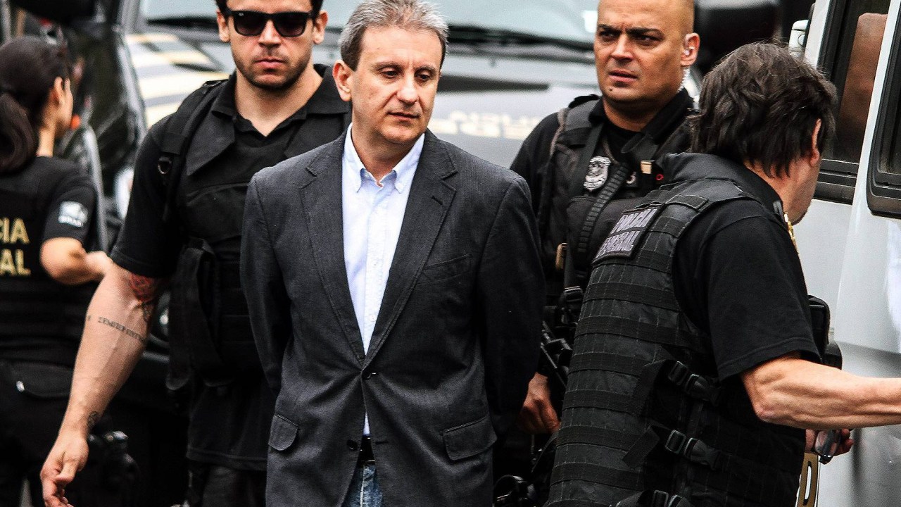 Alberto Youssef deixa a sede da policia federal em Curitiba em direção a justiça federal na manha desta terça-feira (18)