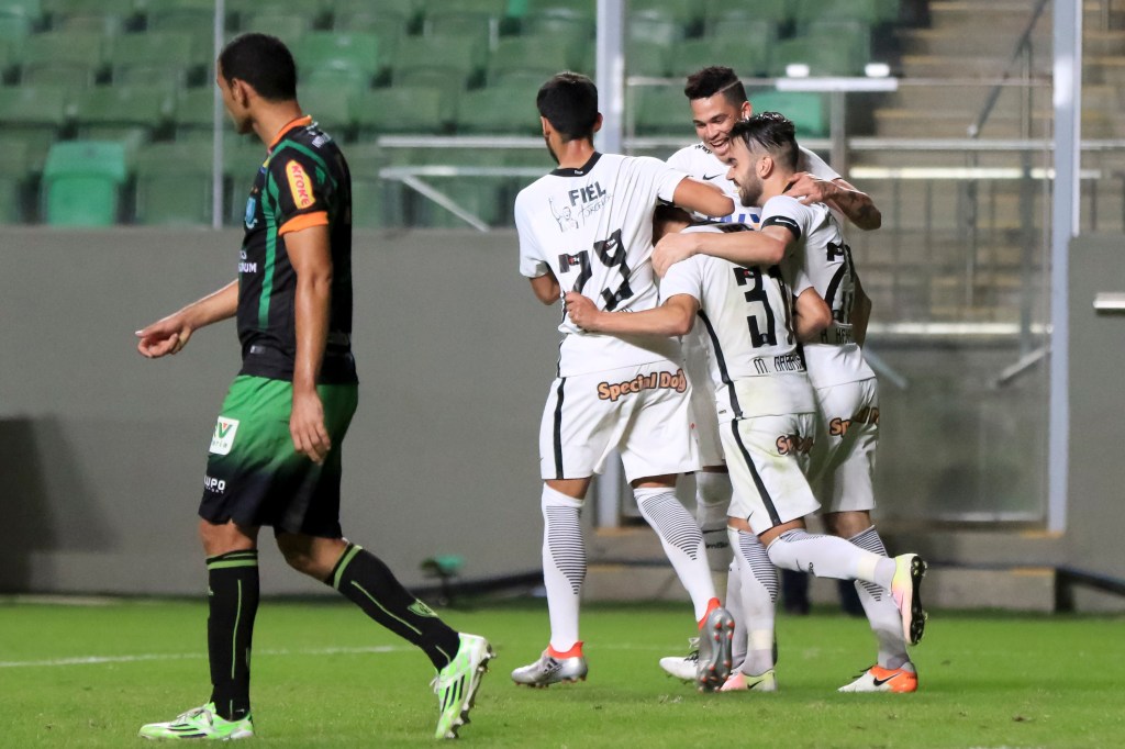 Jogadores do Corinthians comemoram gol em vitória sobre o América-MG