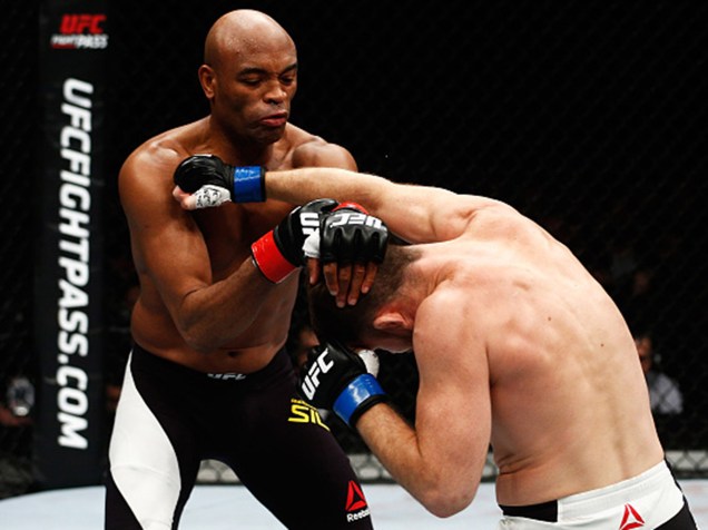 Anderson Silva e Daniel Cormier durante o UFC 200, na arena T-Mobile, em Las Vegas (EUA), na noite deste sábado (09) Anderson Silva e Daniel Cormier durante o UFC 200, na arena T-Mobile, em Las Vegas (EUA), na noite deste sábado (09)