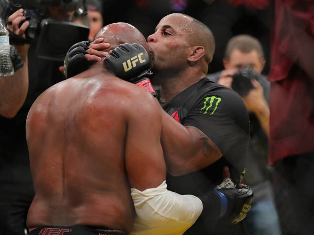 Anderson Silva perde para Daniel Cormier durante o UFC 200, na arena T-Mobile, em Las Vegas (EUA), na noite deste sábado (09)