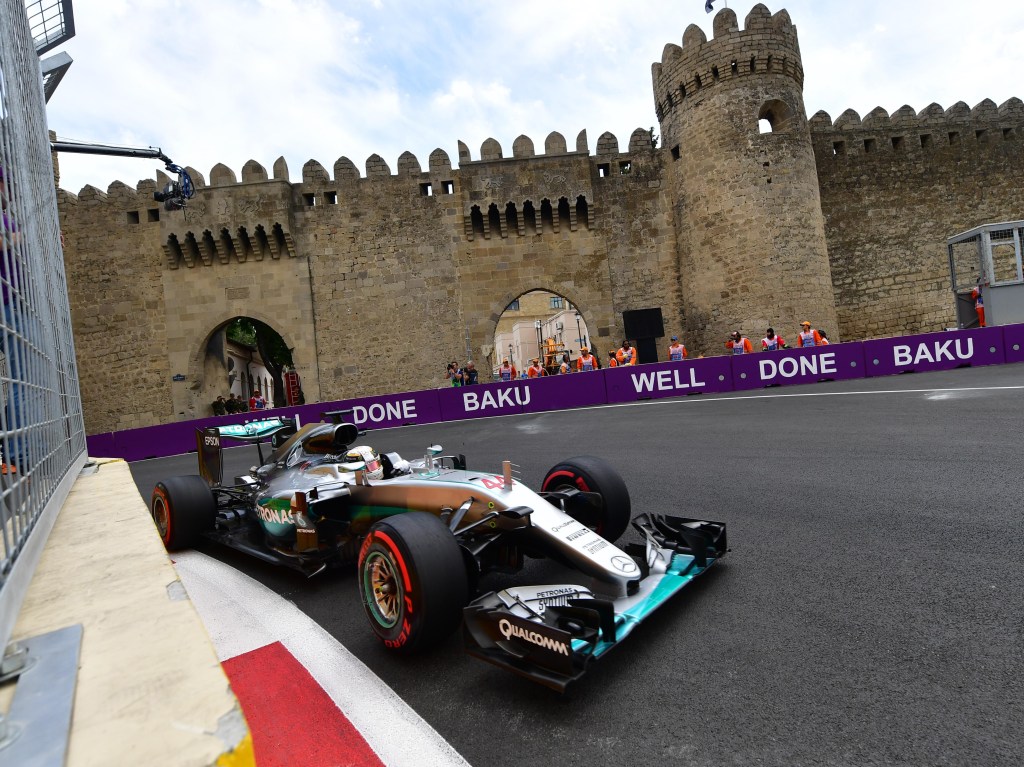 Lewis Hamilton, da Mercedes, durante primeiras atividades no circuito de Baku, no Azerbaijão