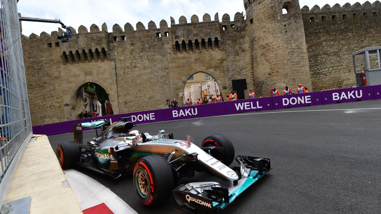 Lewis Hamilton, da Mercedes, durante primeiras atividades no circuito de Baku, no Azerbaijão