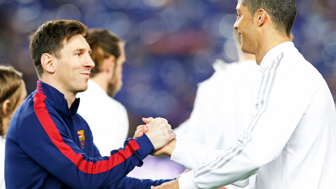 Lionel Messi e Cristiano Ronaldo, se cumprimentam antes do clássico entre Barcelona e Real Madrid, em patida válida pelo Campeonato Espanhol, no estádio Camp Nou, na Espanha, neste sábado (02)