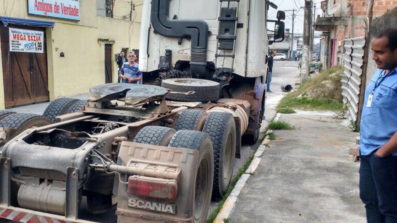 Imagem mostra o "cavalo” do caminhão que continha equipamentos de equipes de TV alemãs roubado no Rio de Janeiro