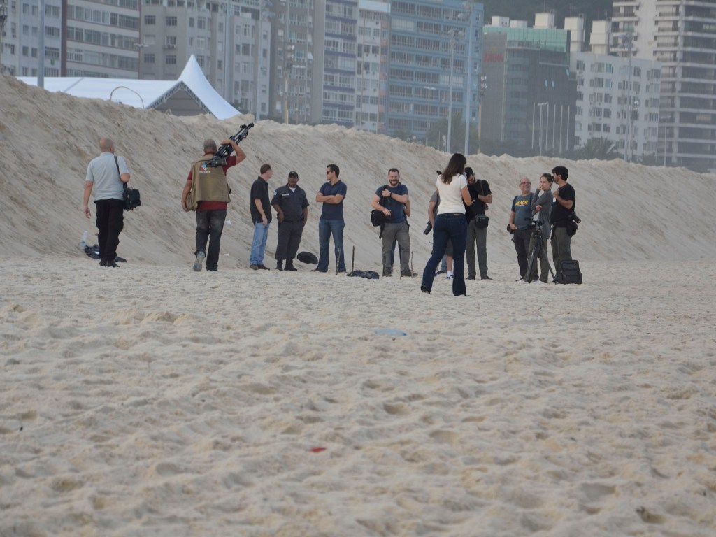 Policiais investigam área onde foi encontrado pedaços de corpo humano, próximo a arena do vôlei de praia, em Copacabana, Rio de Janeiro