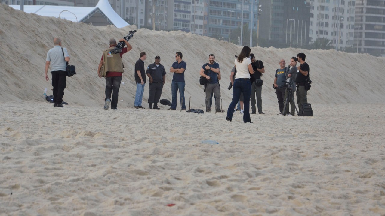 Policiais investigam área onde foi encontrado pedaços de corpo humano, próximo a arena do vôlei de praia, em Copacabana, Rio de Janeiro