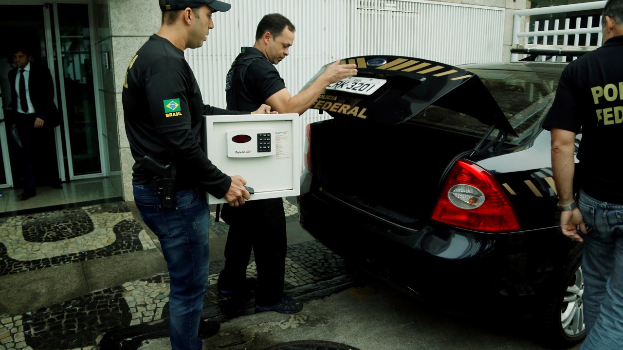 Operação Saqueador da Polícia Federal apreende cofre no apartamento de Fernando Cavendish no Rio