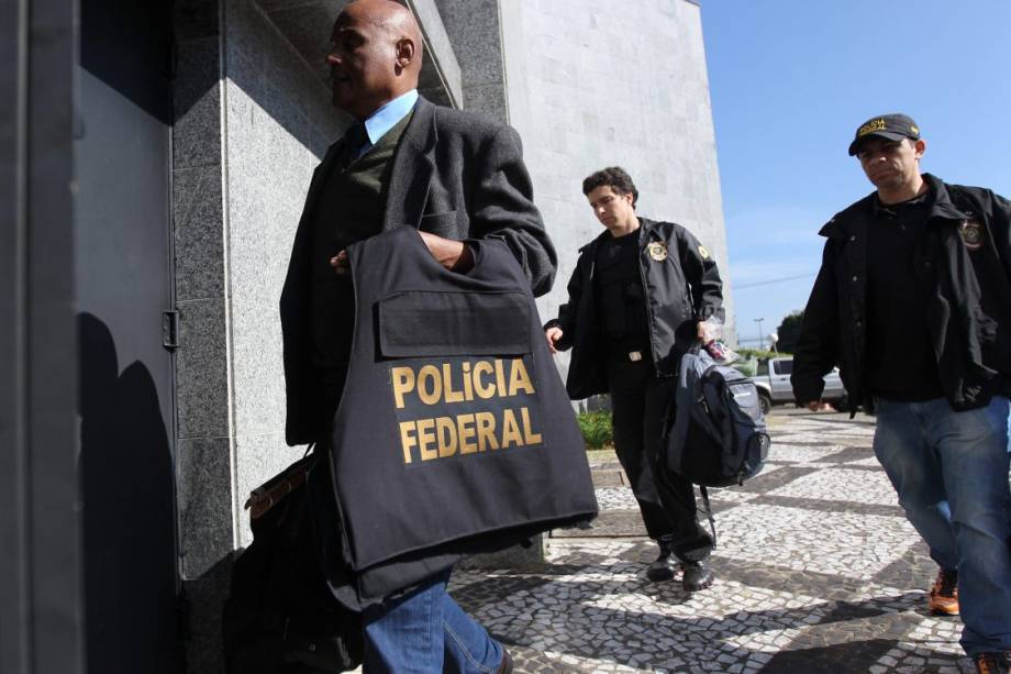 Polícia Federal deflagra a Operação Boca Livre. O alvo da ação são fraudes na Lei Rouanet. No total, 124 policiais federais e servidores da Controladoria Geral da União cumprem 14 mandados de prisão temporária e 37 mandados de busca e apreensão em São Paulo, Rio de Janeiro e no Distrito Federal - 28/06/2016