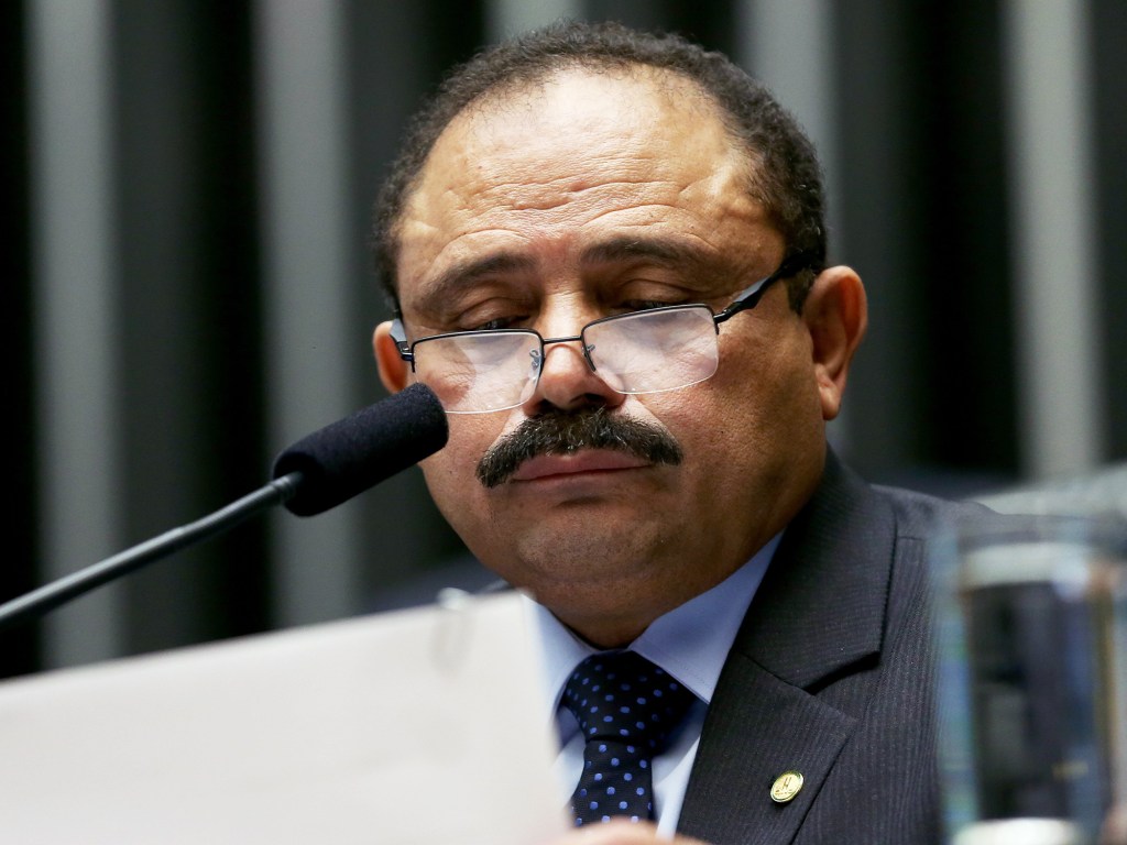 O presidente interino da Câmara dos Deputados, Waldir Maranhão (PP-MA), durante sessão extraordinária em plenário - 17/05/2016