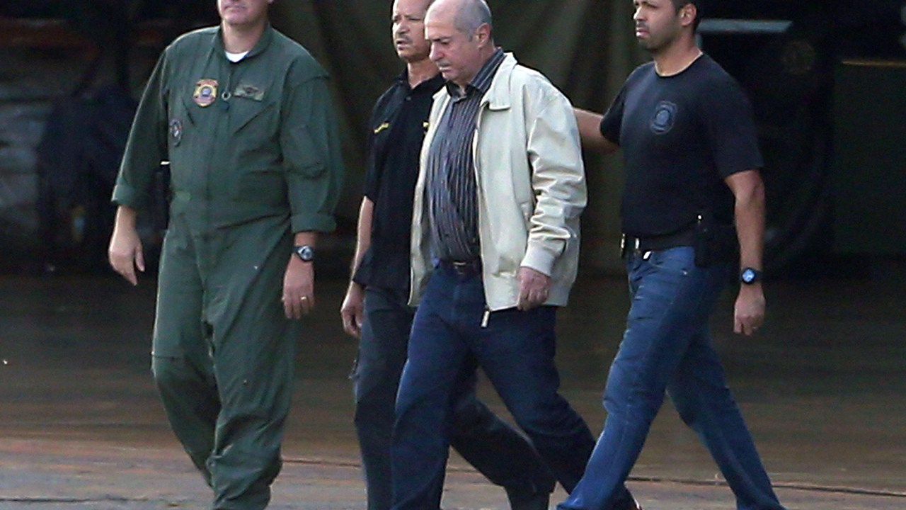 O ex-ministro das Comunicações, Paulo Bernardo, é escoltado por policiais federais em avião, para transferência de Brasília para São Paulo - 23/06/2016