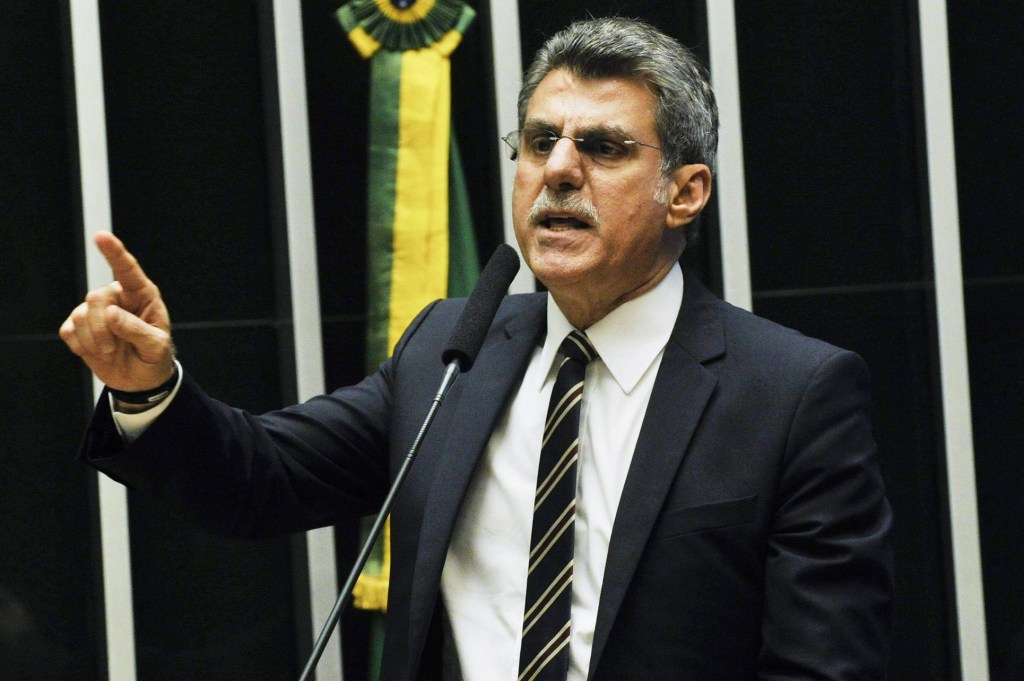 O senador Romero Jucá (PMDB-RR), discursa no plenário do Senado Federal, em Brasília (DF), durante sessão conjunta do Congresso Nacional destinada à apreciação de 24 vetos, 2 projetos de resolução e do PL (CN) 1/2016, que altera a meta fiscal - 24/05/2016