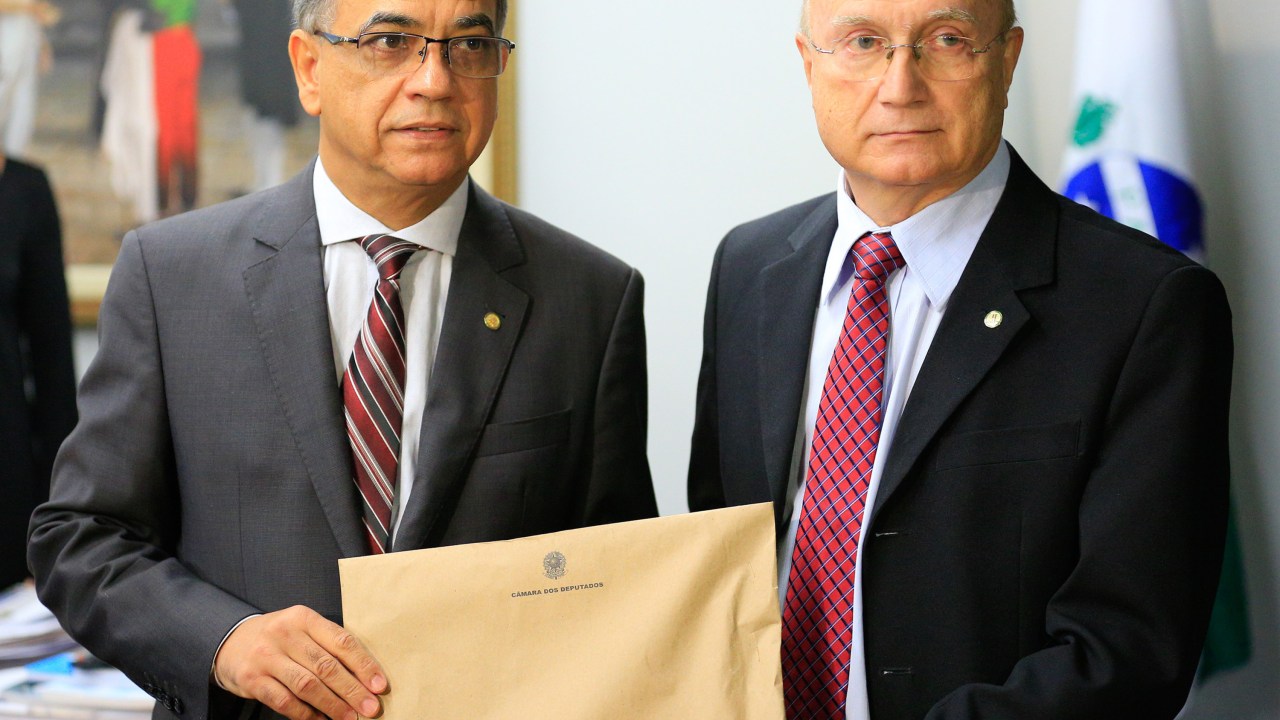 Deputado Ronaldo Fonseca (PROS-DF) entrega pedido de recurso de Eduardo Cunha ao presidente da CCJ, Osmar Serraglio