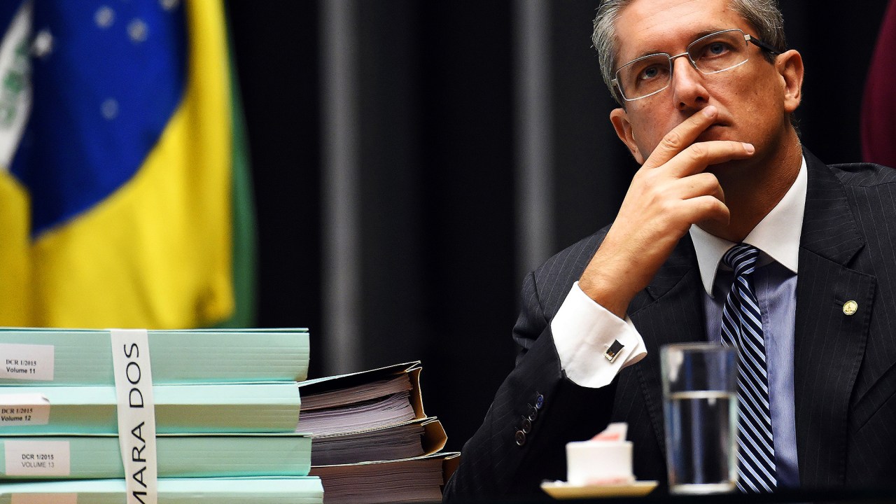 O presidente da comissão especial do impeachment, deputado Rogério Rosso (PSD-DF), durante sessão que analisa o pedido de impedimento da presidente Dilma Rousseff - 15/04/2016