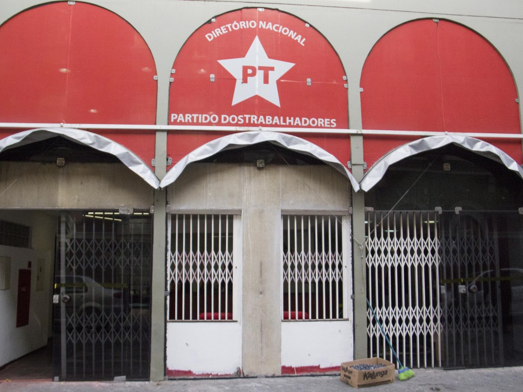 Sede do PT é alvo de vandalismo em São Paulo