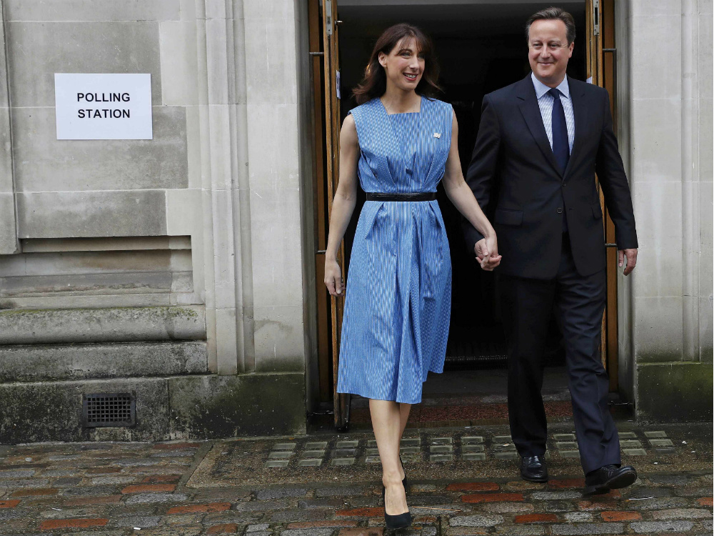 O premiê britânico David Cameron e sua mulher Samantha deixam o local de votação, em Londres