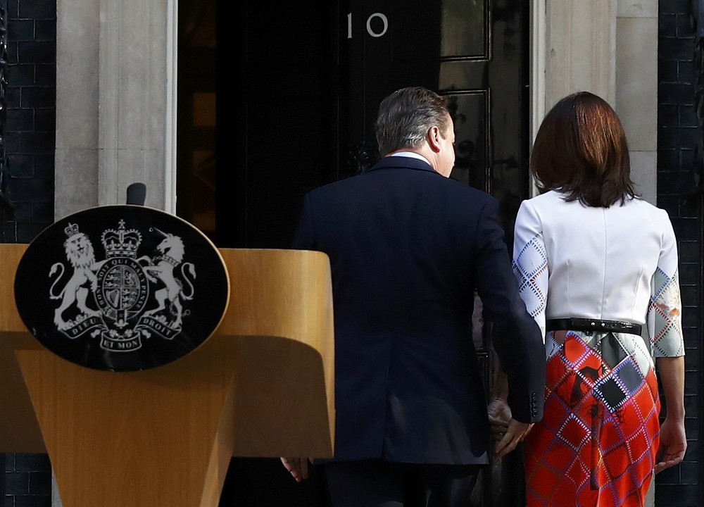 O premiê britânico David Cameron e sua mulher Samantha após o anúncio de renúncia