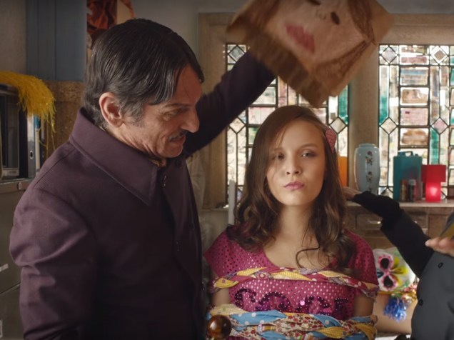 O vilão Gonzales (Paulo Miklos) e Maria Joaquina (Larissa Manoela) no trailer de ‘Carrossel 2 – O Sumiço de Maria Joaquina’