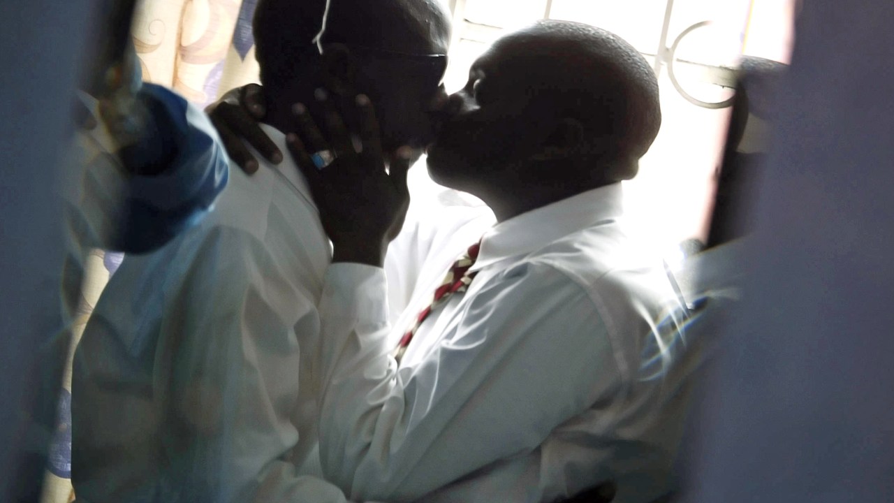 Casal gay se beija em Nairobi, Quênia, onde "atos homossexuais" são considerados crimes, em foto de junho de 2006