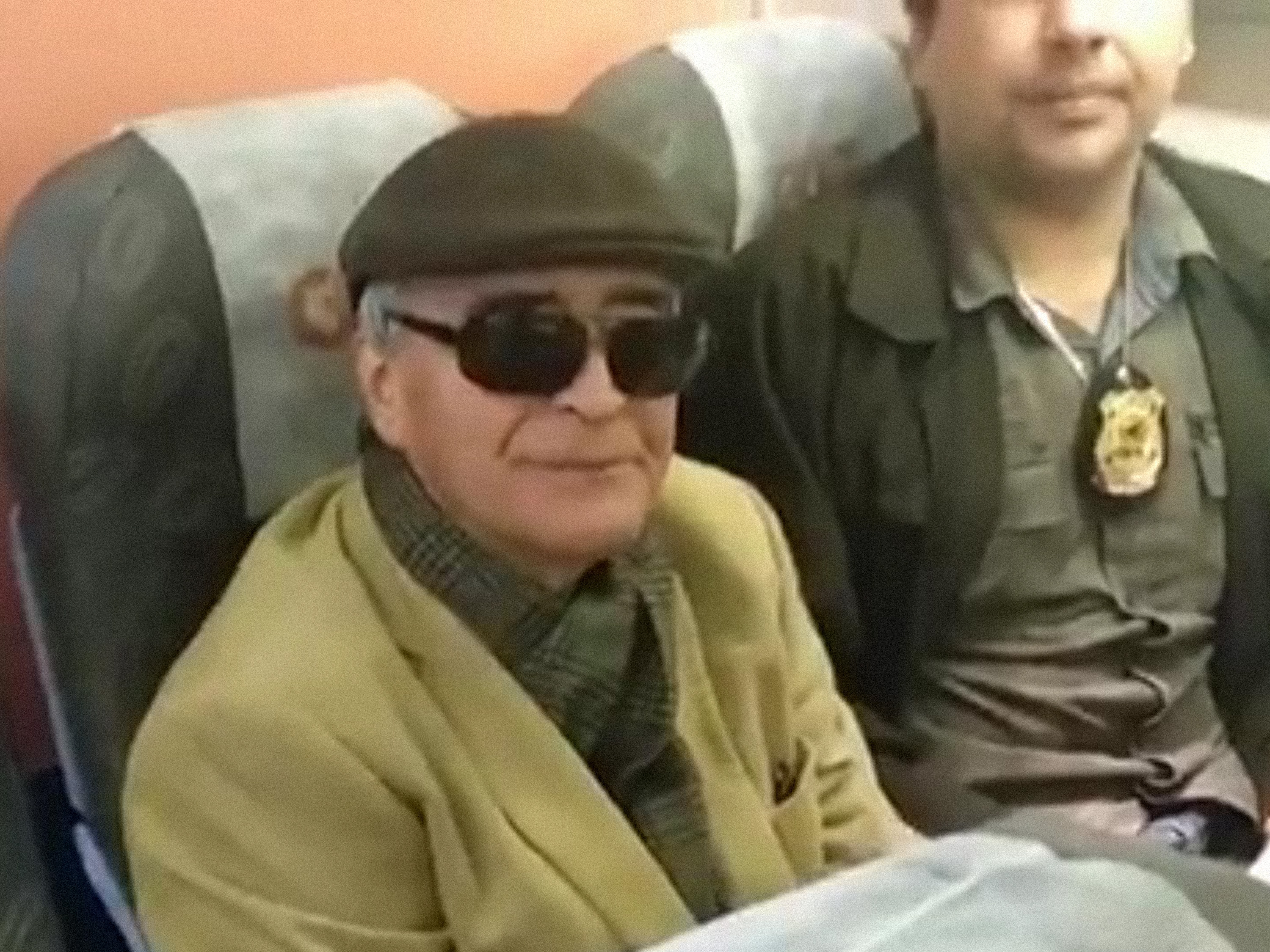 Nestor Cerveró embarca para o Rio de Janeiro deixar a carceragem da Polícia Federal em Curitiba