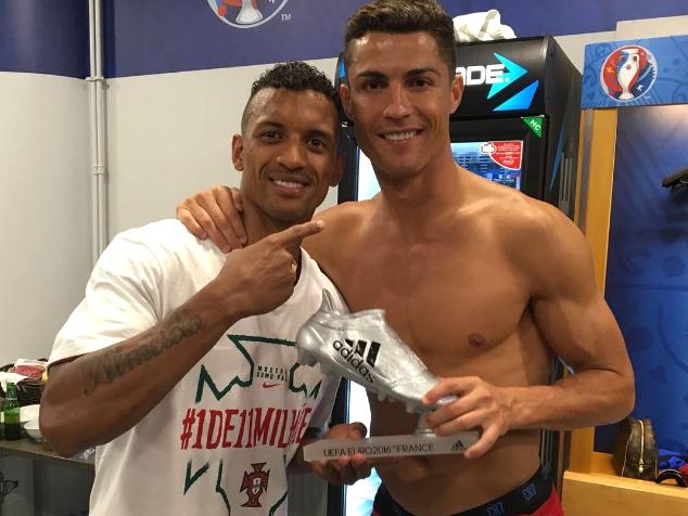 Nani posou com a chuteira de prata presenteada por Cristiano Ronaldo