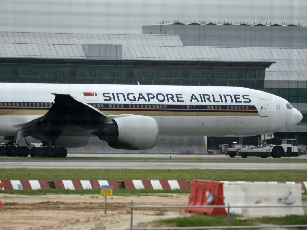 Avião da Singapore Airlines fica com a asa carbonizada após incêndio no motor durante pouso de emergência