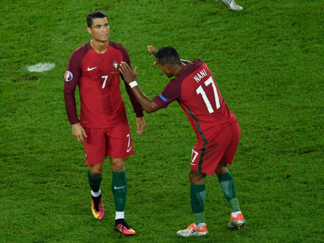Cristiano Ronaldo é consolado por Nani após desperdiçar pênalti contra a Áustria, em Paris