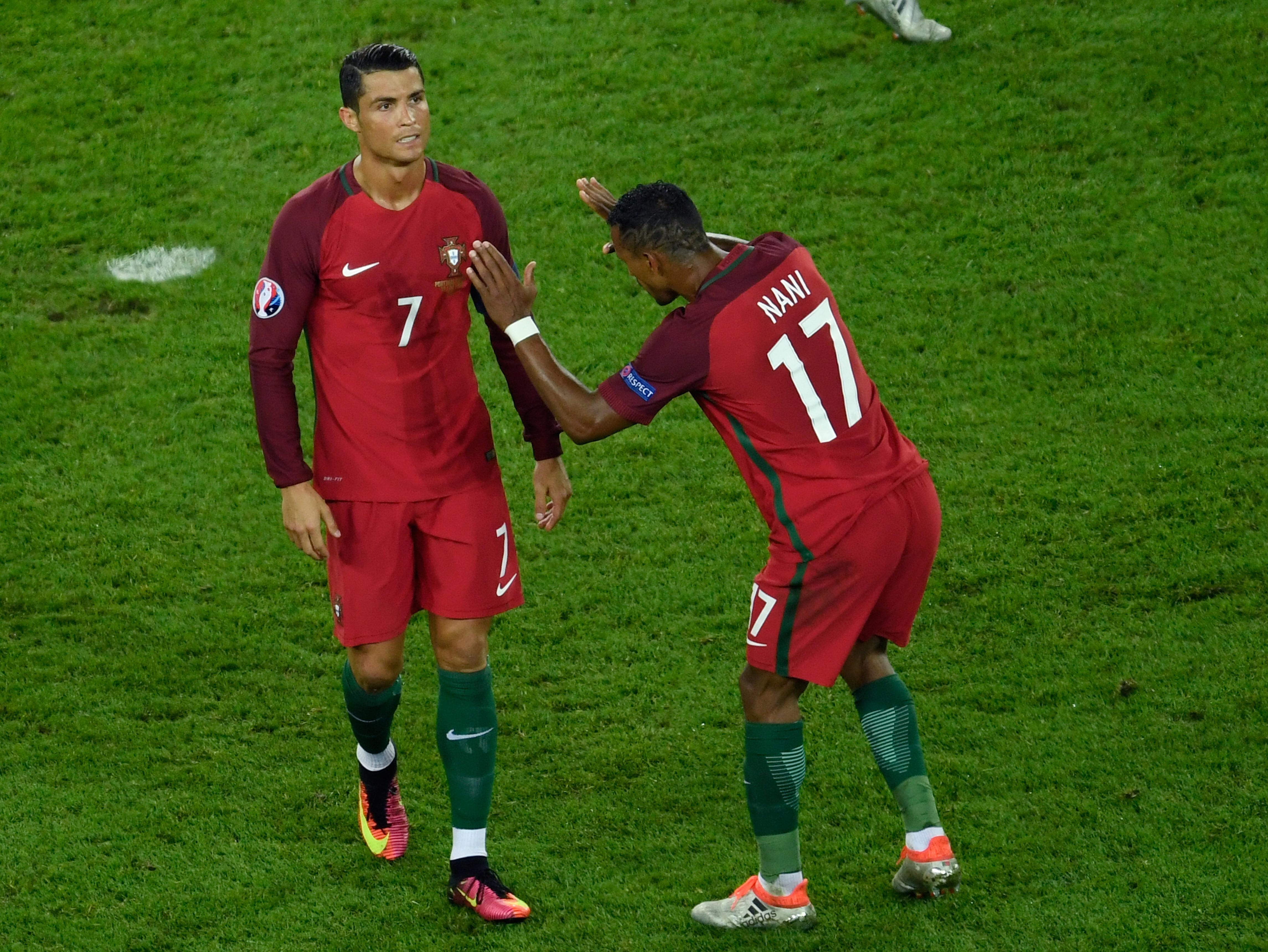Cristiano Ronaldo é consolado por Nani após desperdiçar pênalti contra a Áustria, em Paris