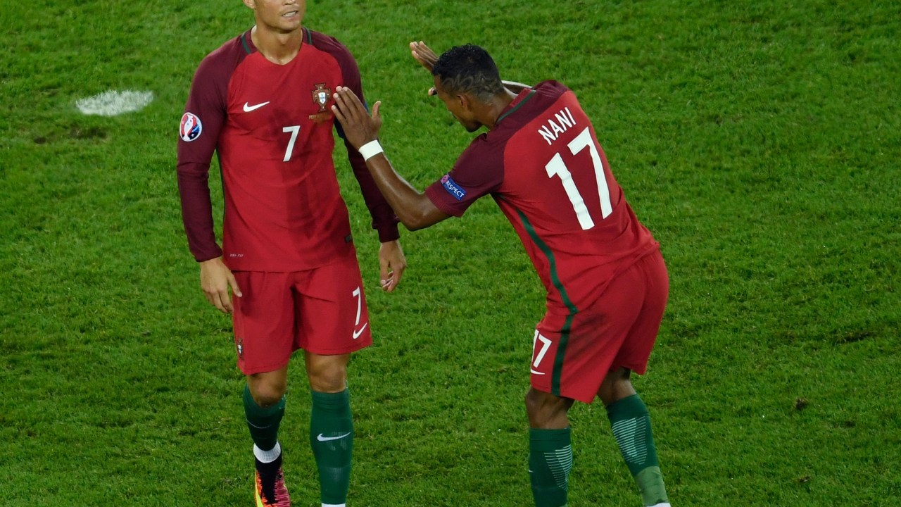 Cristiano Ronaldo é consolado por Nani após desperdiçar pênalti contra a Áustria, em Paris