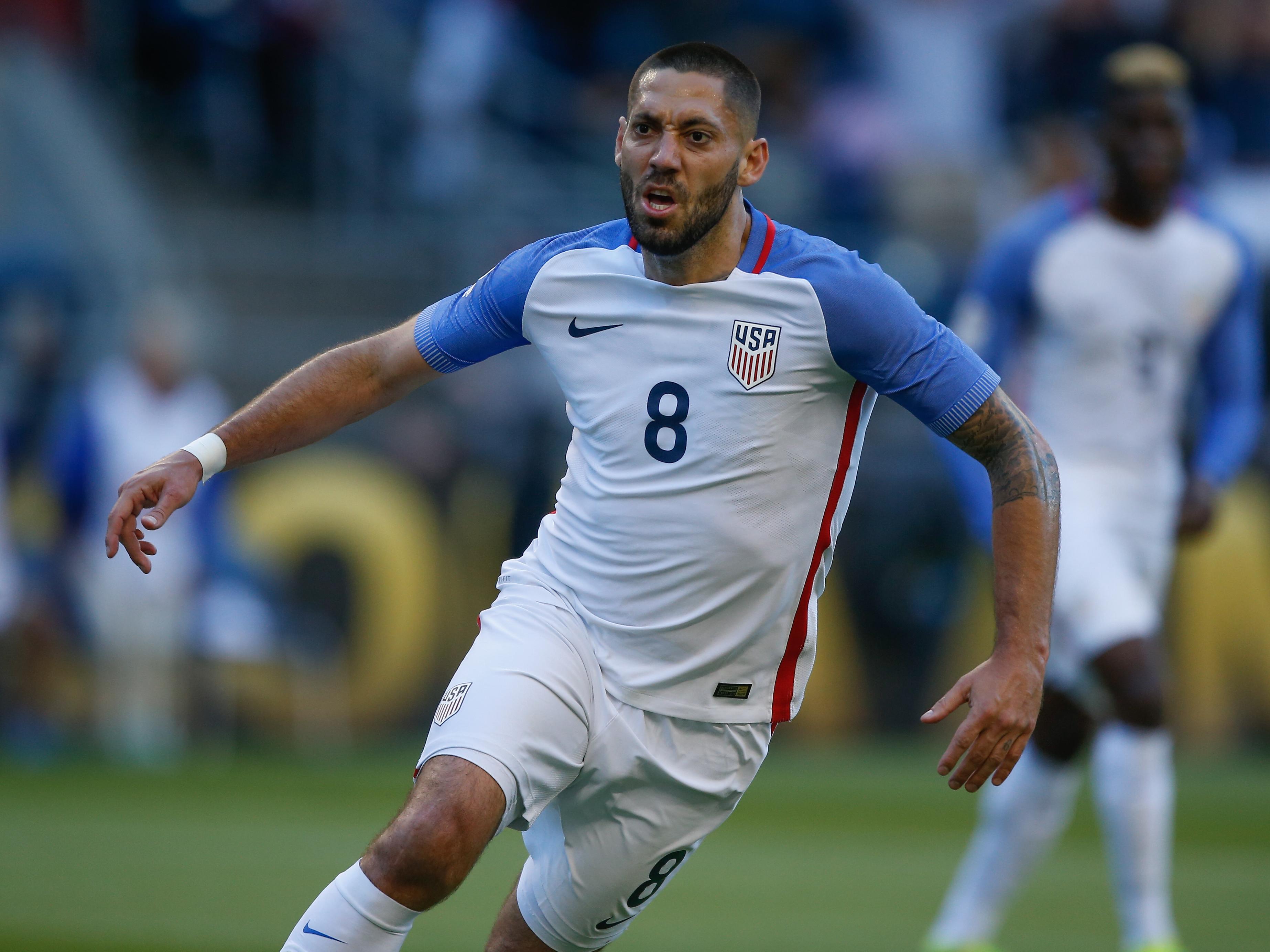 Clint Dempsey, principal jogador da seleção dos Estados Unidos, celebra gol contra o Equador