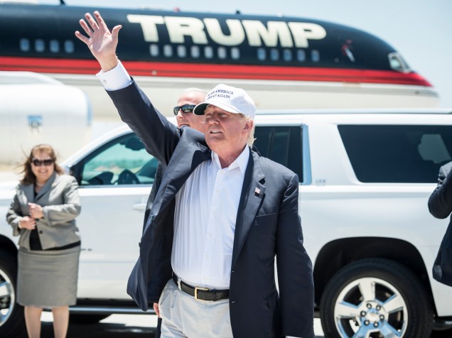 Donald Trump diante de sua aeronave em evento da campanha presidencial deste ano