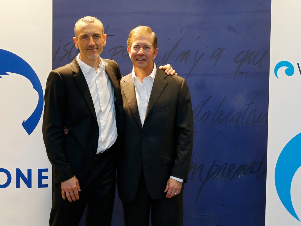 Emmanuel Faber CEO da Danone, e Gregg Engles, presidente e CEO da WhiteWave Foods