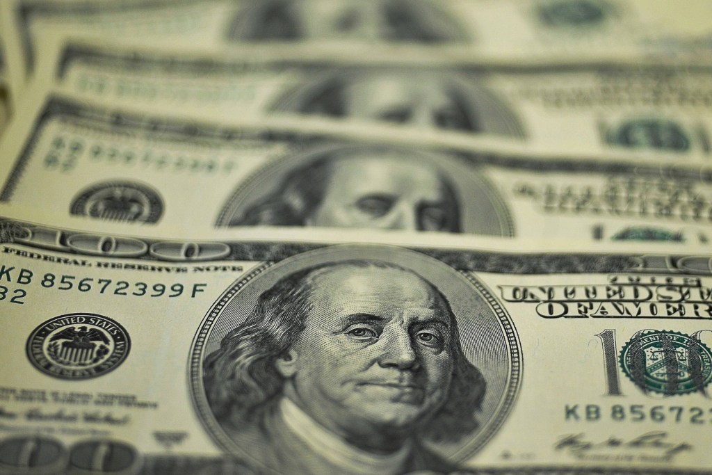 Dólar avançou 0,99%, a R$ 3,2649 na venda, após marcar na sexta-feira a quinta semana consecutiva de queda