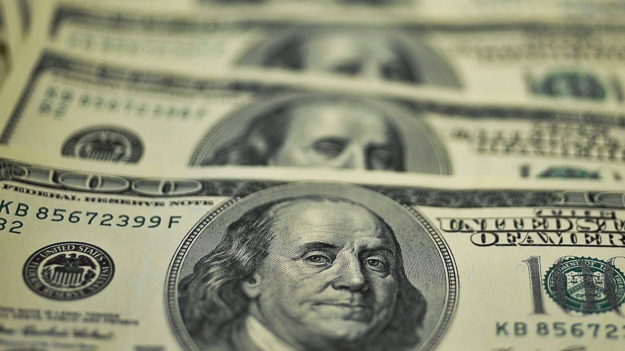 Dólar avançou 0,99%, a R$ 3,2649 na venda, após marcar na sexta-feira a quinta semana consecutiva de queda