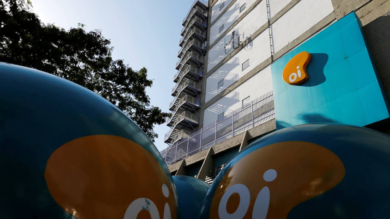 Movimentação em frente à sede da Oi no Rio de Janeiro