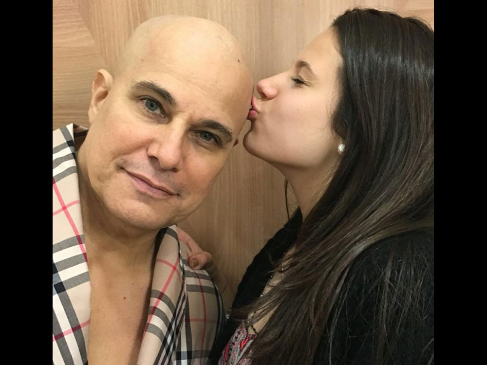 Edson Celulari tem a cabeça beijada pela filha, Sophia