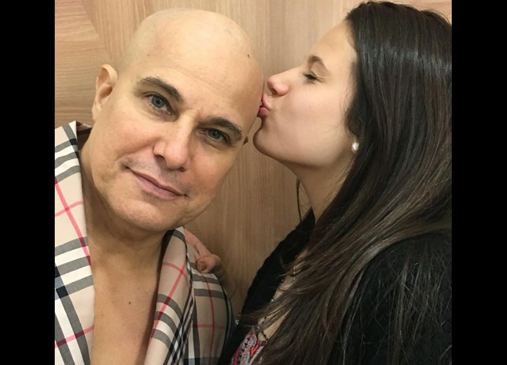 Edson Celulari tem a cabeça beijada pela filha, Sophia