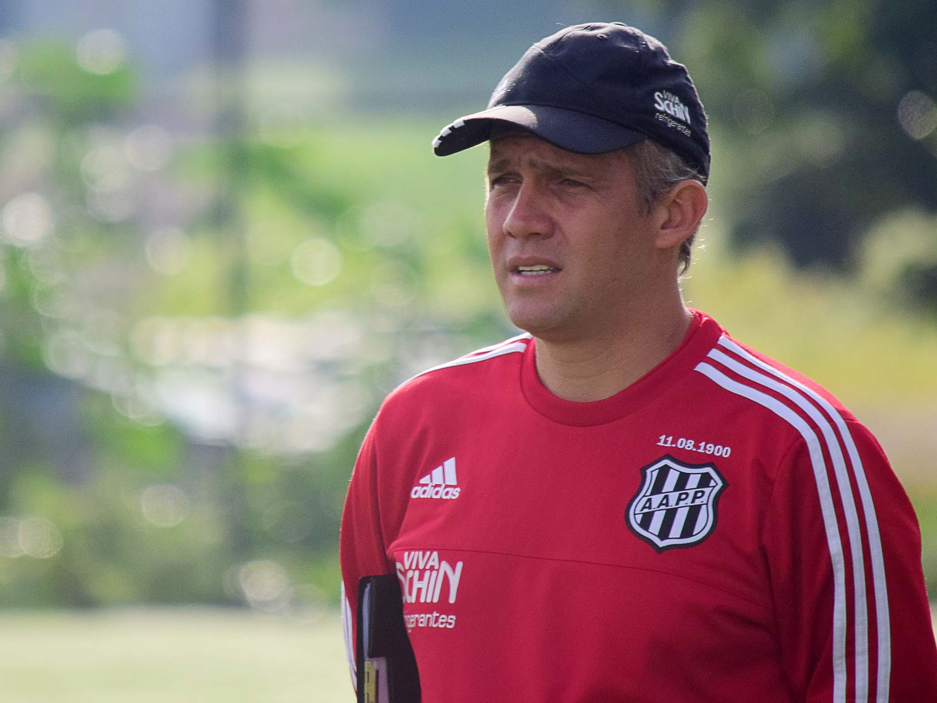 O técnico Eduardo Baptista durante treino da Ponte Preta
