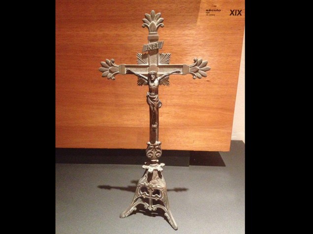 Obra Crucifixo, do século XX, feito de metal