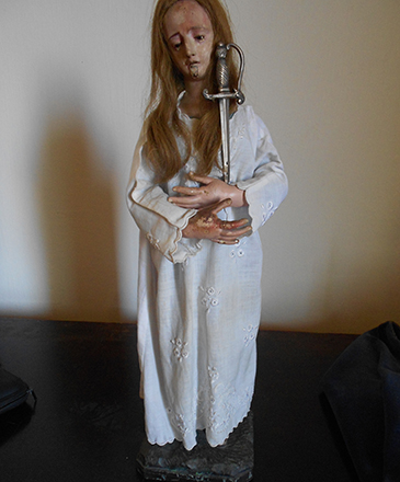  Nossa Senhora das Dores, do século XIX, feito com madeira policromada. Possui cabelo humano, espada de prata, vestido e manto em tecido