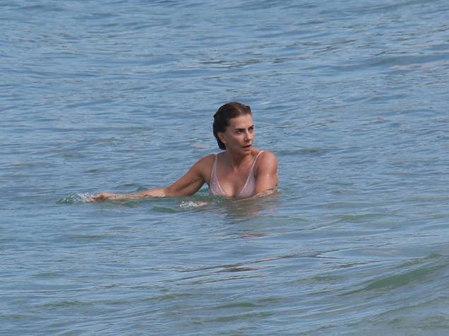 Depois de gravações de "Liberdade, Liberdade", Maitê Proença aproveita para dar um mergulho na praia de Grumari, Rio de Janeiro