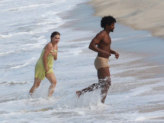 Maitê e Jackson Antunes mergulham no mar depois de gravações de 'Liberdade, Liberdade'