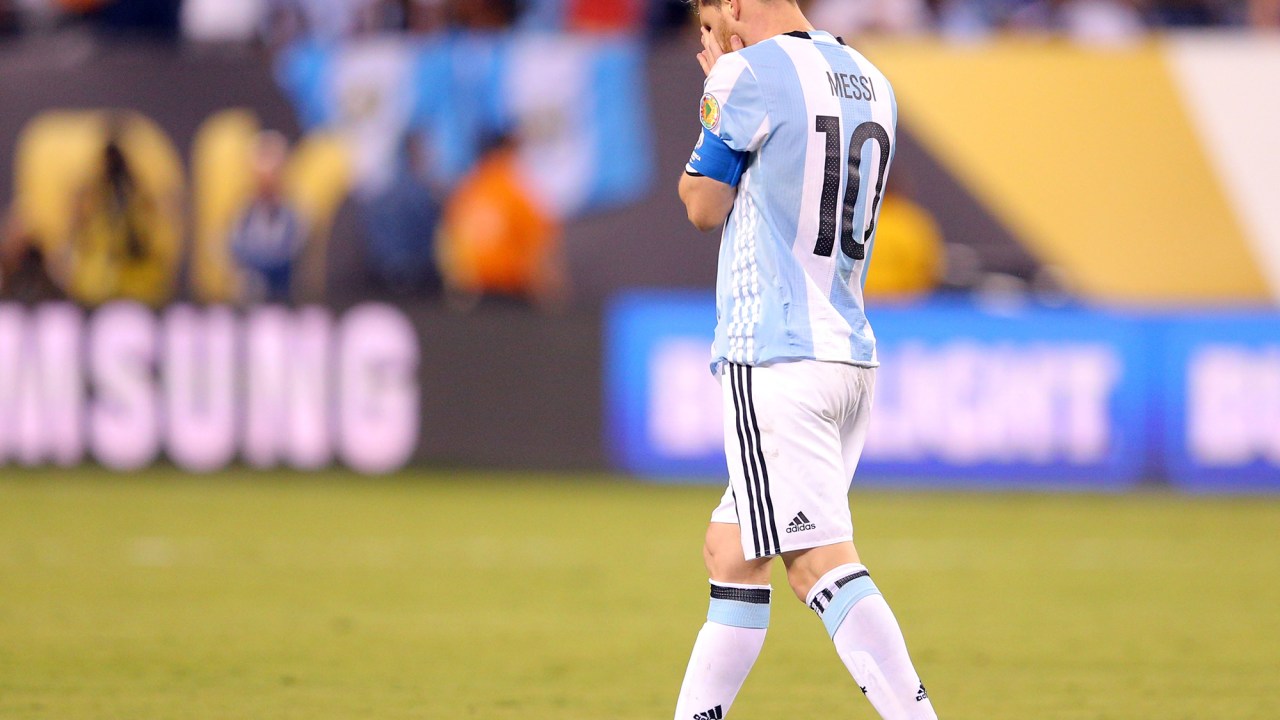 Lionel Messi lamenta por perder pênalti para a seleção da Argentina contra o Chile, pela Copa América