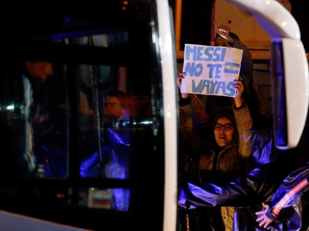 Mulher segura cartaz pedindo que Messi não deixe a seleção argentina durante chegada da equipe vice-campeã da Copa América Centenário em Buenos Aires - 27/06/2016