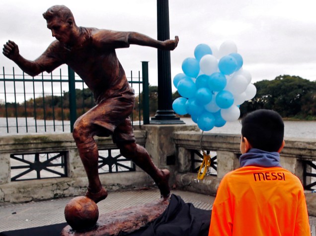 Estátua em homenagem a Lionel Messi é inaugurada em Buenos Aires - 28/06/2016